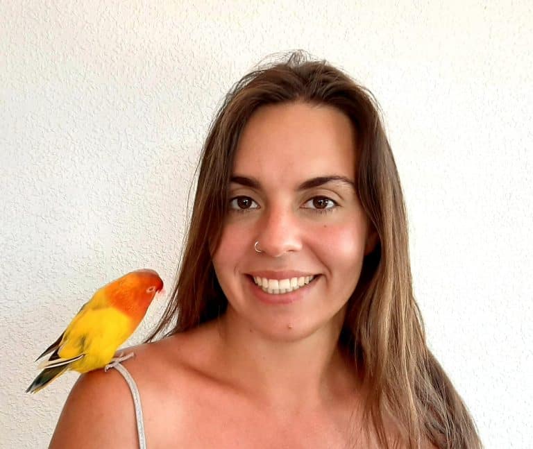Paula San Martín y un pájaro 